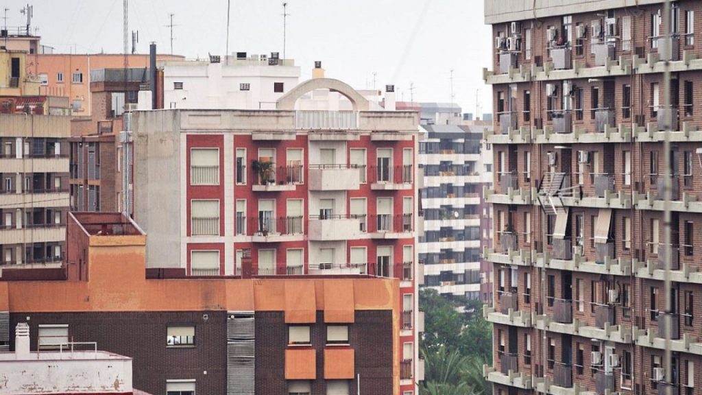 Más de 12,5 millones de personas en España viven en riesgo de pobreza o exclusión social, pese al crecimiento económico. La desigualdad aumenta y el acceso a la vivienda sigue siendo un obstáculo clave.