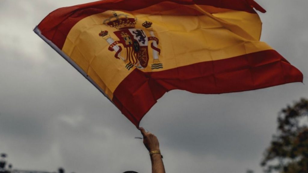 La prima de riesgo española cae por debajo de 52 puntos por primera vez desde 2009, impulsada por mejoras en la calificación crediticia y previsiones económicas positivas. Mientras España gana confianza en los mercados, crecen las dudas sobre si podrá mantener esta estabilidad en un contexto político europeo incierto.