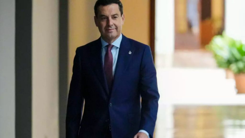 La crisis en los cribados de cáncer de mama pone en riesgo la mayoría absoluta del PP en Andalucía. La encuesta de CENTRA muestra un descenso de apoyo a Juanma Moreno y alerta sobre posibles cambios políticos en la región.