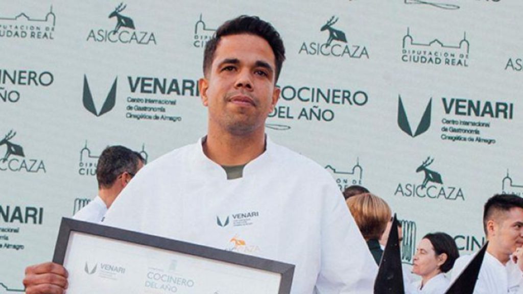 Jorge Asenjo, chef de BARRO en Ávila, gana el premio al Mejor Cocinero de Caza de España 2025 con un menú que eleva la gastronomía cinegética nacional.