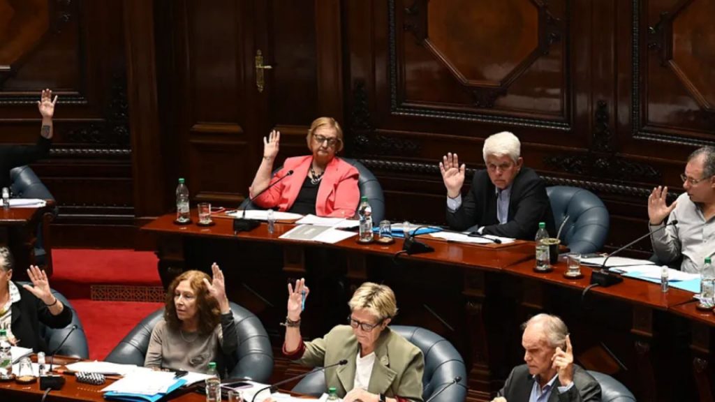 Uruguay aprueba la eutanasia y se convierte en uno de los pocos países que legalizan la muerte asistida para enfermos incurables. La ley, sin plazos de espera ni límites estrictos, abre un debate ético profundo: ¿avance humanitario o falla del sistema sanitario en ofrecer cuidados paliativos adecuados?