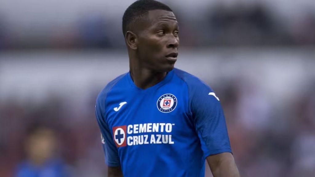 El delantero Bryan “Cuco” Angulo fue víctima de un ataque armado camino a un entrenamiento con Liga de Portoviejo, previo a un partido clave de ascenso. Dos agresores ya fueron detenidos, pero el atentado reaviva el debate sobre la creciente violencia e inseguridad en el fútbol ecuatoriano.