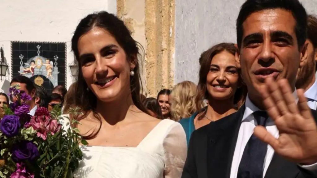 Este fin de semana, Alberto Herrera y Blanca Llandres celebran su boda familiar, mientras Stella del Carmen Banderas opta por una ceremonia privada y blindada. Descubre todos los detalles y el impacto mediático de ambos eventos.