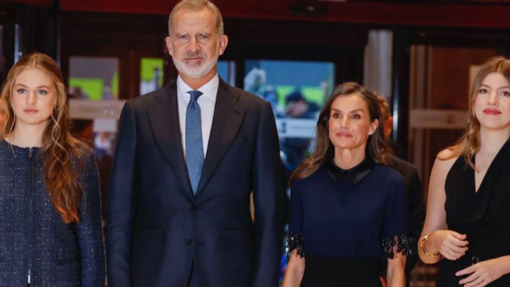 La Familia Real asiste al concierto de los Premios Princesa de Asturias, un evento cultural con presencia política y debate sobre la neutralidad institucional.