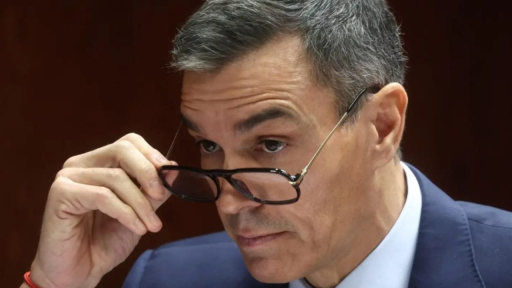 El PP acusa a Pedro Sánchez de evadir respuestas en la comisión del caso Koldo, calificando su actitud en el Senado de falta de transparencia.