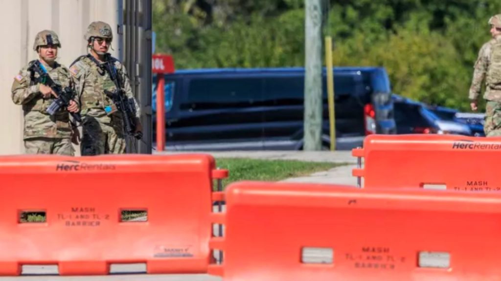 Una jueza federal bloquea el despliegue de la Guardia Nacional en Chicago ordenado por Trump, alegando falta de pruebas sobre un riesgo de rebelión. El gobernador de Illinois responde: “Trump no es un rey”.