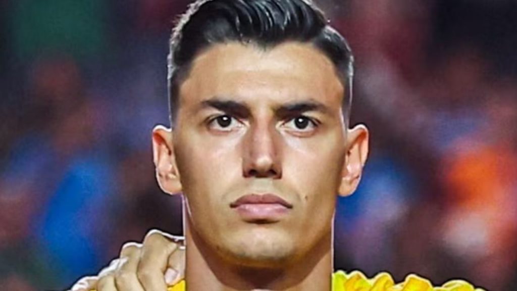 El portero del Lille, Berke Özer, ha desatado una gran polémica en Turquía tras abandonar la concentración de la selección al no ser convocado. La Federación Turca lo acusa de falta disciplinaria grave, mientras la opinión pública se divide entre quienes defienden su talento y quienes critican su actitud. El caso podría derivar en sanciones de hasta un año sin competir, reabriendo el debate sobre disciplina y meritocracia en el fútbol turco.
