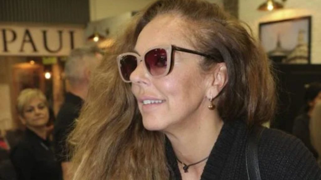 Rocío Carrasco regresa a España tras su aventura televisiva y evita comentar los conflictos con su hija Rocío Flores. Desconectada y serena, asegura volver con energías renovadas.