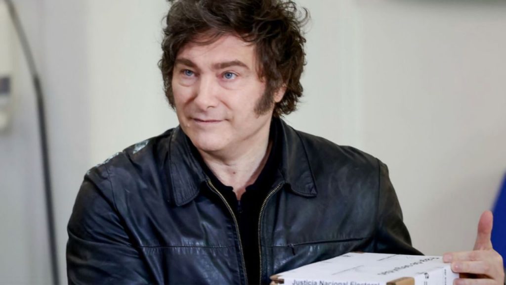 Argentina cierra sus urnas tras una jornada electoral tranquila que definirá el apoyo al Gobierno de Javier Milei. Con 35,9 millones de votantes llamados a elegir diputados y senadores, esta cita marca el primer gran test político para el presidente desde su llegada al poder. Las encuestas anticipan una mínima diferencia entre La Libertad Avanza y el peronismo, en un clima de tensión por las medidas económicas del Ejecutivo. Los resultados serán clave para el futuro legislativo del país y la capacidad de Milei para impulsar su proyecto.