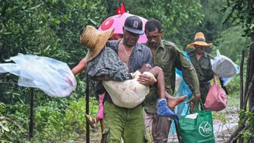 El huracán Melissa deja graves daños en Jamaica y avanza hacia Cuba, con evacuaciones urgentes y creciente preocupación por la vulnerabilidad climática.