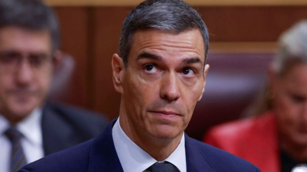 Pedro Sánchez admite haber recibido dinero en efectivo del PSOE con factura. Niega sobresueldos, pero surgen dudas sobre la transparencia del partido.