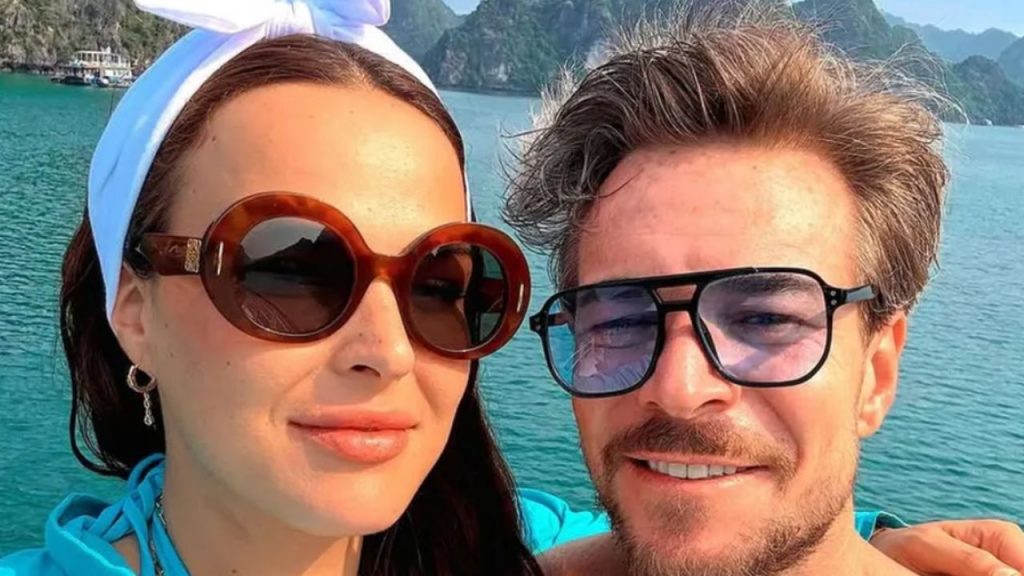 Marta Peñate y Tony Spina se casan en Honduras en una emotiva boda televisada que ha generado polémica y reacciones en redes. Un “sí quiero” lleno de amor, lágrimas y controversia.