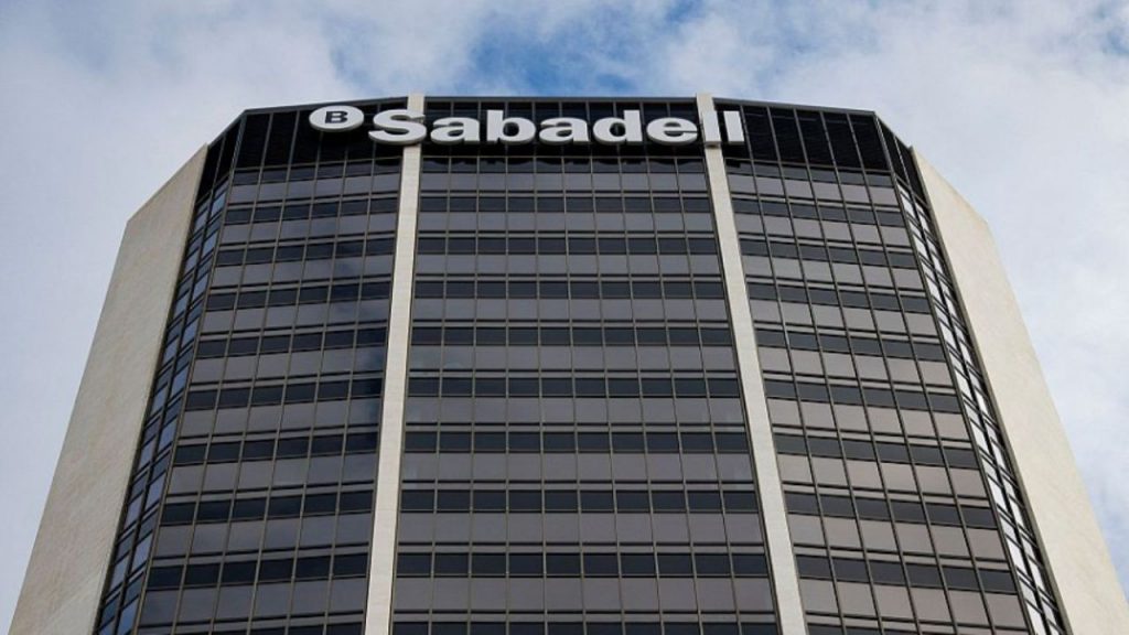 Seis directivos del Banco Sabadell invierten 710.000 euros en acciones, incluido el CEO César González-Bueno con casi 500.000 euros, mostrando plena confianza antes del resultado de la opa del BBVA. La CNMV anunciará la aceptación el 17 de octubre.