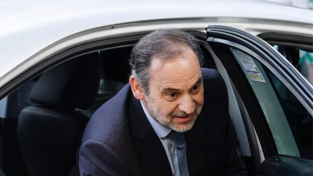 La posible entrada en prisión preventiva de José Luis Ábalos abre un dilema político en el Congreso. ¿Podría seguir siendo diputado, cobrar su sueldo o votar desde la cárcel? Aunque el acta es personal, el Reglamento permite suspenderlo si se cumplen ciertos criterios, lo que implicaría perder salario y derechos parlamentarios. Su ausencia podría alterar las mayorías en una Cámara donde cada voto es decisivo.