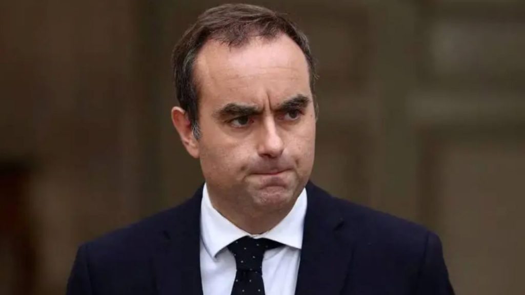 Sébastien Lecornu enfrenta dos mociones de censura simultáneas en la Asamblea Nacional francesa, impulsadas por La Francia Insumisa y la extrema derecha de Marine Le Pen. La suspensión de la reforma de pensiones podría frenar la ofensiva opositora, pero el futuro del gobierno sigue en el aire.