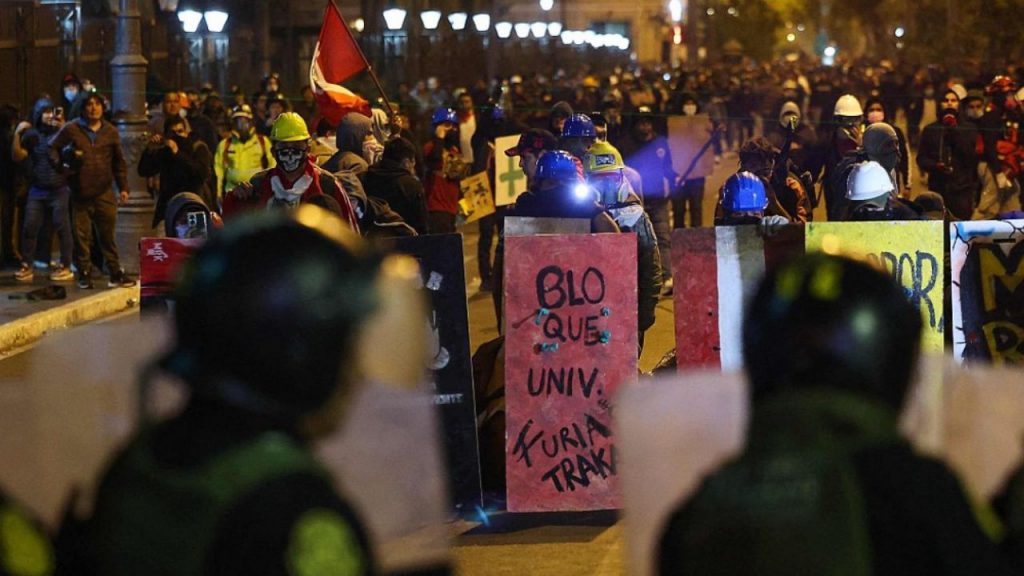 La Policía Nacional del Perú reconoce su responsabilidad en el asesinato de un manifestante durante la Marcha Nacional, desatando una fuerte crisis institucional. El suboficial Luis Magallanes fue identificado como autor del disparo y ya fue destituido. La muerte de Eduardo Ruiz, de 32 años, y más de 100 heridos en Lima intensifican la indignación ciudadana y presionan al Gobierno de José Jerí, que promete una investigación mientras afronta acusaciones de corrupción.