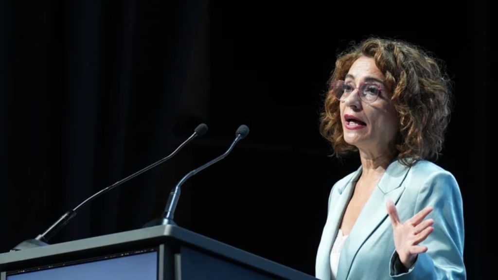 La ministra Montero anuncia la próxima senda de estabilidad y techo de gasto, pero tensiones con Junts y advertencias de Podemos generan dudas sobre la aprobación de los nuevos presupuestos.