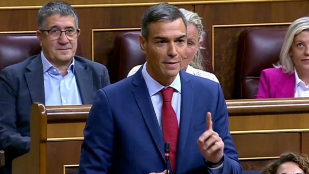 Sánchez anuncia un catálogo para eliminar símbolos franquistas en noviembre, reavivando el debate sobre la memoria histórica en España.