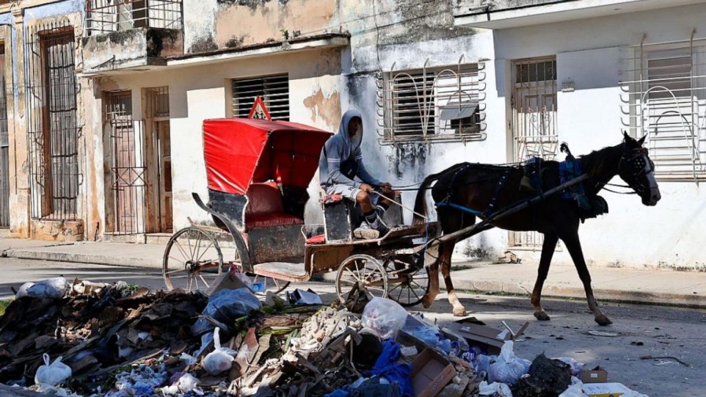 Cuba enfrenta una crisis sanitaria por el aumento del dengue, chikunguña y oropouche, agravada por la falta de recursos y el deterioro económico.