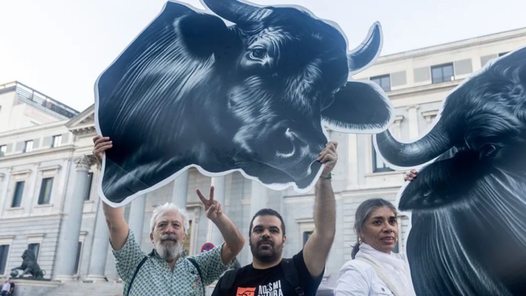 El PSOE se abstiene y provoca el rechazo de la ILP que buscaba eliminar la tauromaquia como patrimonio cultural. La decisión genera críticas y divide al Congreso.