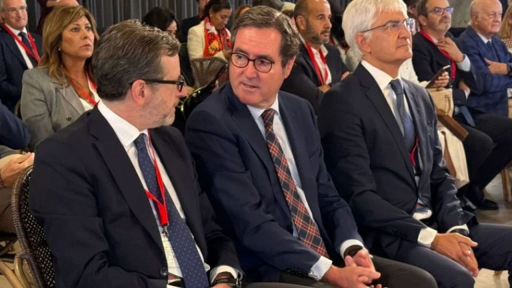 Antonio Garamendi acusa a Yolanda Díaz de utilizar propuestas laborales como estrategia política al anunciar nuevos permisos sin consenso previo. Reclama diálogo social y critica la falta de detalles económicos.