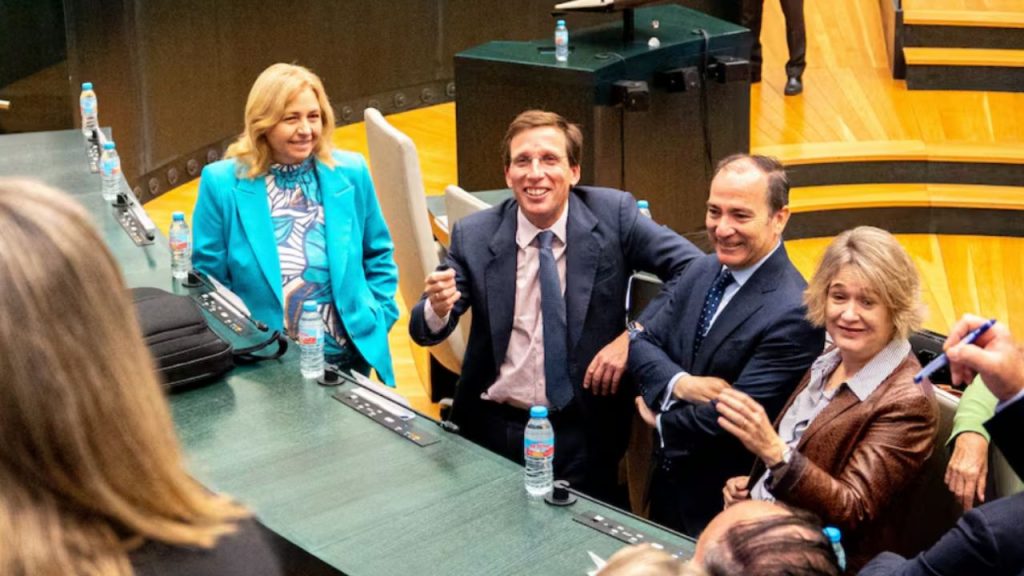 Almeida apoya informar sobre el llamado síndrome postaborto pese a no tener base científica, defendiendo un enfoque profesional frente a la propuesta de Vox.