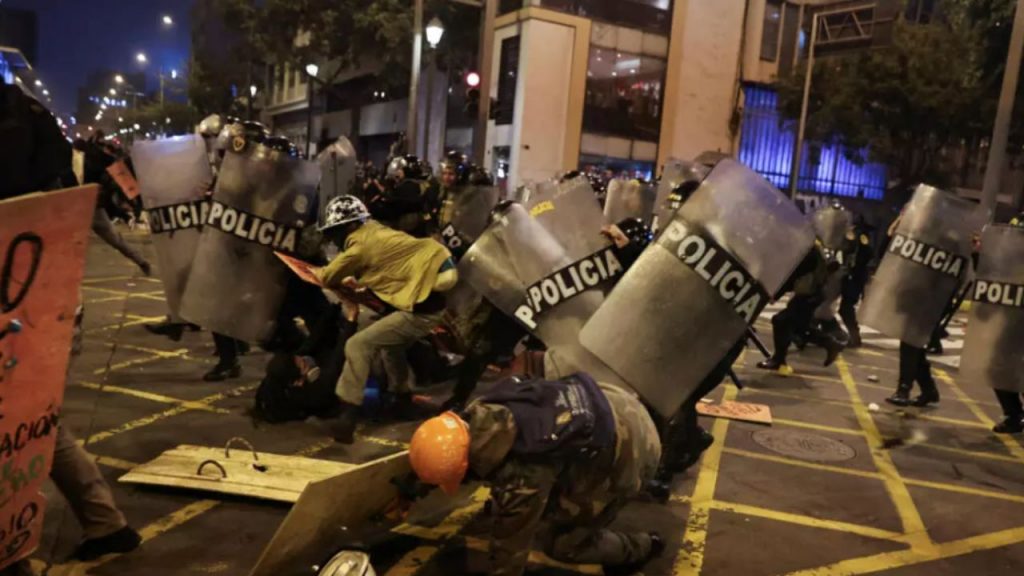 Miles de jóvenes de la Generación Z lideraron protestas en Perú contra el nuevo presidente interino José Jerí, en medio de una crisis política marcada por corrupción e inseguridad. Sindicatos, artistas y ciudadanos exigen el cierre del Congreso y medidas urgentes.