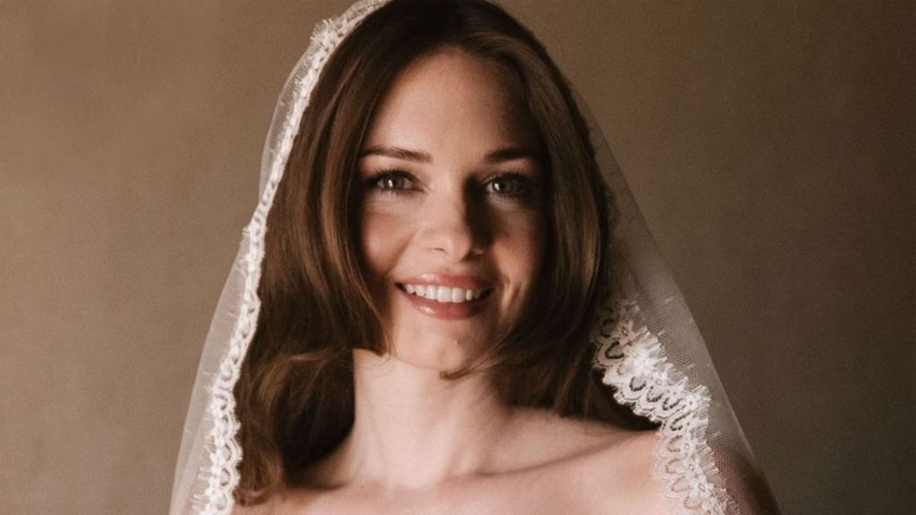 La boda gótica de Stella del Carmen, hija de Banderas y Griffith, acapara la atención y eclipsa el lanzamiento del libro de Isabel Preysler.