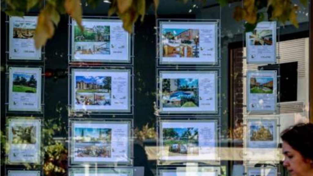 La compraventa de viviendas cae un 3,4% en agosto y rompe 13 meses de alzas, reflejando la falta de oferta y el alto coste del mercado inmobiliario.