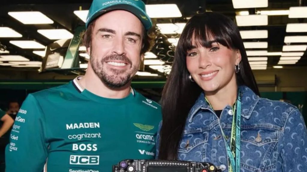 Fernando Alonso invita a Aitana al GP de México en un gesto especial que mezcla Fórmula 1 y cultura pop, sorprendiendo a fans y redes sociales.