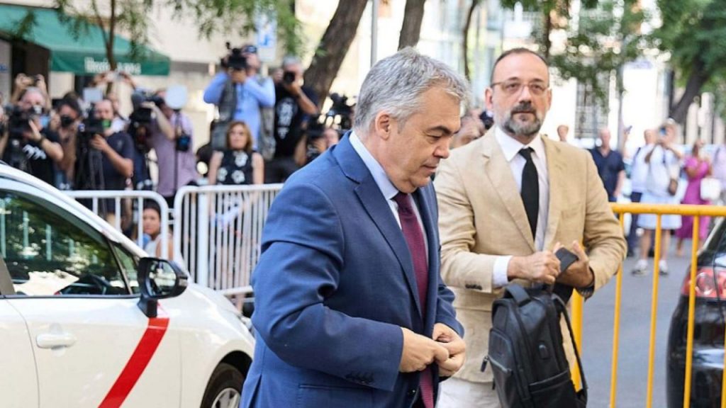 El Supremo mantiene en prisión a Santos Cerdán y rechaza la nulidad solicitada por Koldo García, alegando riesgo de destrucción de pruebas en el caso de corrupción.