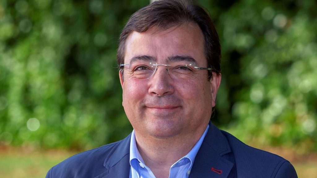 Olivenza despide a Guillermo Fernández Vara en un funeral íntimo, recordando su legado político y 12 años al frente de la Junta de Extremadura.