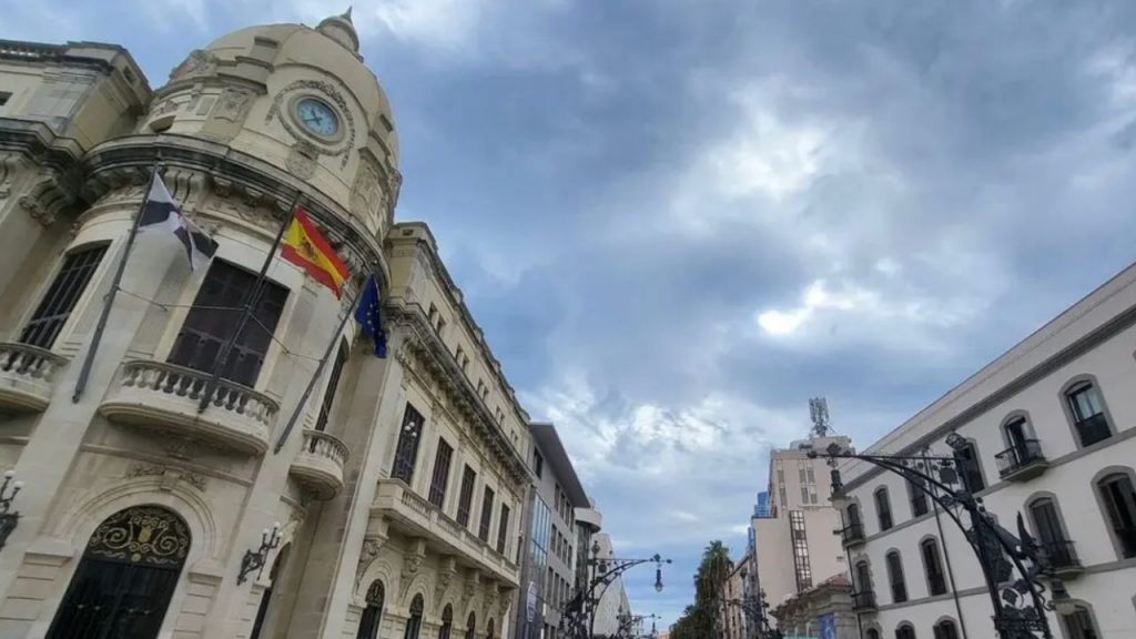 Ceuta abre tres nuevas bolsas de empleo público con 40 plazas para educadores/as, ayudantes educativos/as y celadores/as ayudantes. Las convocatorias del BOCCE buscan reforzar servicios esenciales y cubrir vacantes temporales mediante criterios de experiencia y formación gestionados por el SEPE.