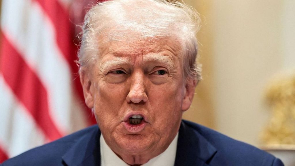 Donald Trump anunció el inicio de la segunda fase de su plan para Gaza pese a que la primera aún no ha concluido. El anuncio llega en medio de tensiones crecientes: Hamás ha entregado cuatro cuerpos de rehenes mientras Israel limita la entrada de ayuda humanitaria a solo 300 camiones. ¿Es este realmente un avance hacia la paz o un nuevo foco de conflicto?