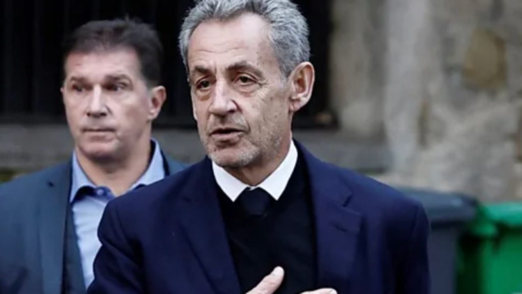 Nicolás Sarkozy pasa su primera noche en prisión por financiación ilegal. Francia se divide entre el apoyo político y la defensa del Estado de derecho.