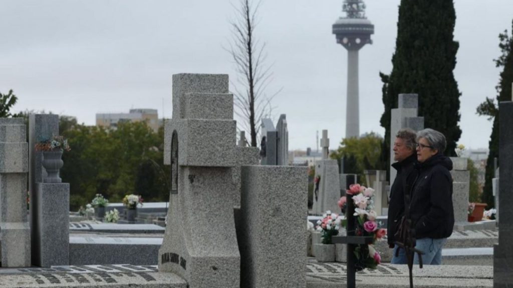 El Gobierno declara la tapia de La Almudena Lugar de Memoria Democrática, generando debate sobre memoria histórica y polarización social en España.