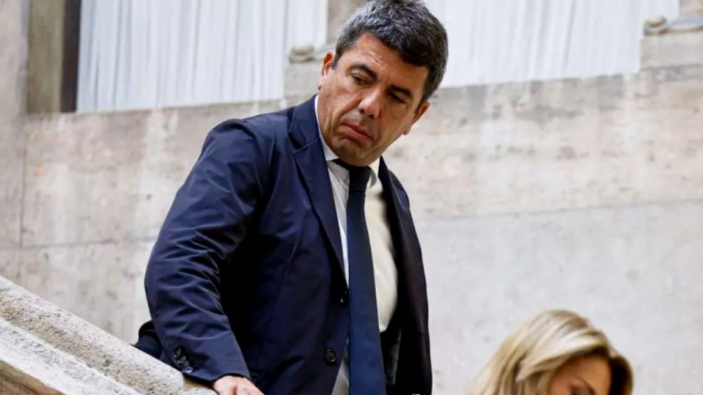 Carlos Mazón defiende la “verdad” en el nuevo vídeo del Cecopi sobre la dana que dejó 229 muertos, alegando que su Govern no recibió información del Gobierno antes del desastre. El material desata polémica al cuestionar la gestión y la comunicación institucional durante la tragedia.