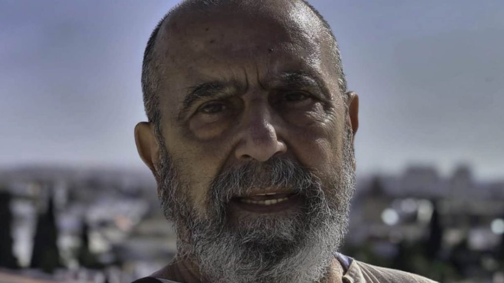 Fallece Paco Albiac, padre de Fidel y suegro de Rocío Carrasco, tras una larga enfermedad. Escritor sevillano y figura discreta, deja un legado de sabiduría y serenidad. Su muerte supone un duro golpe para la familia, especialmente para Rocío, quien afronta el duelo lejos de España.