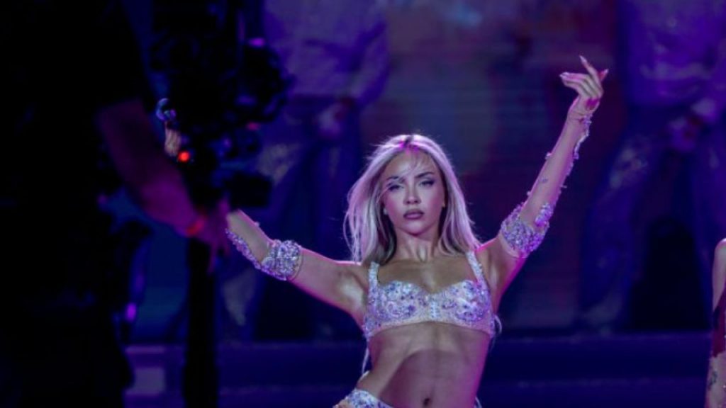 Ana Mena impacta con su nuevo single ‘Lárgate’, una etapa más libre y sincera donde habla de amor, censura, sexualidad y autenticidad.