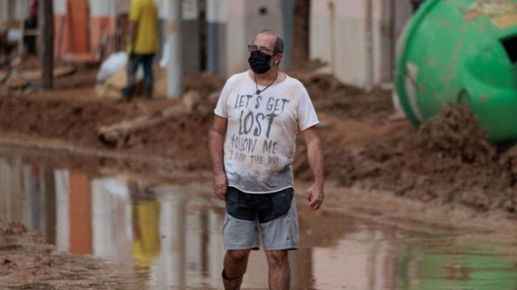 Un año después de la dana que arrasó Valencia y dejó 229 muertos, las víctimas siguen exigiendo respuestas. La investigación judicial apunta a una posible negligencia de la Generalitat por no activar a tiempo los protocolos de emergencia y cuestiona la ausencia del presidente Mazón durante la crisis.