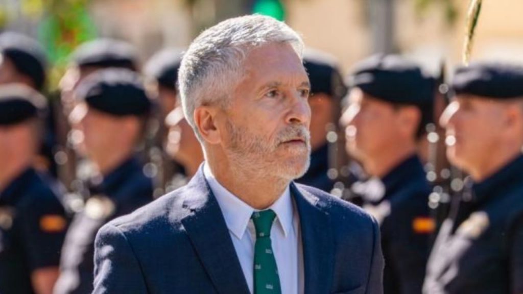 Marlaska descarta irregularidades en el PSOE pese a informe de la UCO sobre Ábalos, mientras critica al PP por difundir desinformación política.