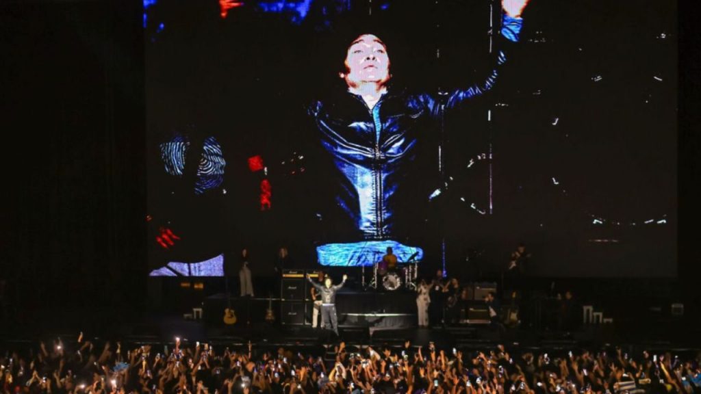 Javier Milei convierte la política en espectáculo con su concierto en el Movistar Arena, donde fusionó rock y discurso libertario ante más de 10 000 seguidores. Entre críticas y fervor, el presidente argentino refuerza su imagen rebelde a semanas de las elecciones legislativas.