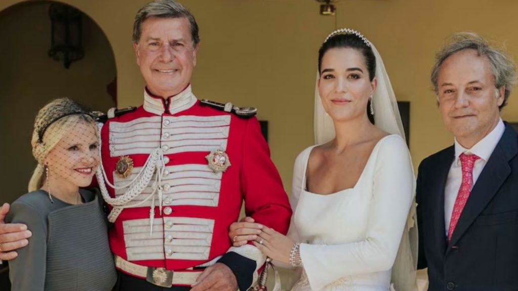 La boda de Cayetano Martínez de Irujo y Bárbara Mirjan desata polémica por su ostentosa lista de regalos y petición de dinero para un viaje de lujo, en un contexto económico marcado por la desigualdad.
