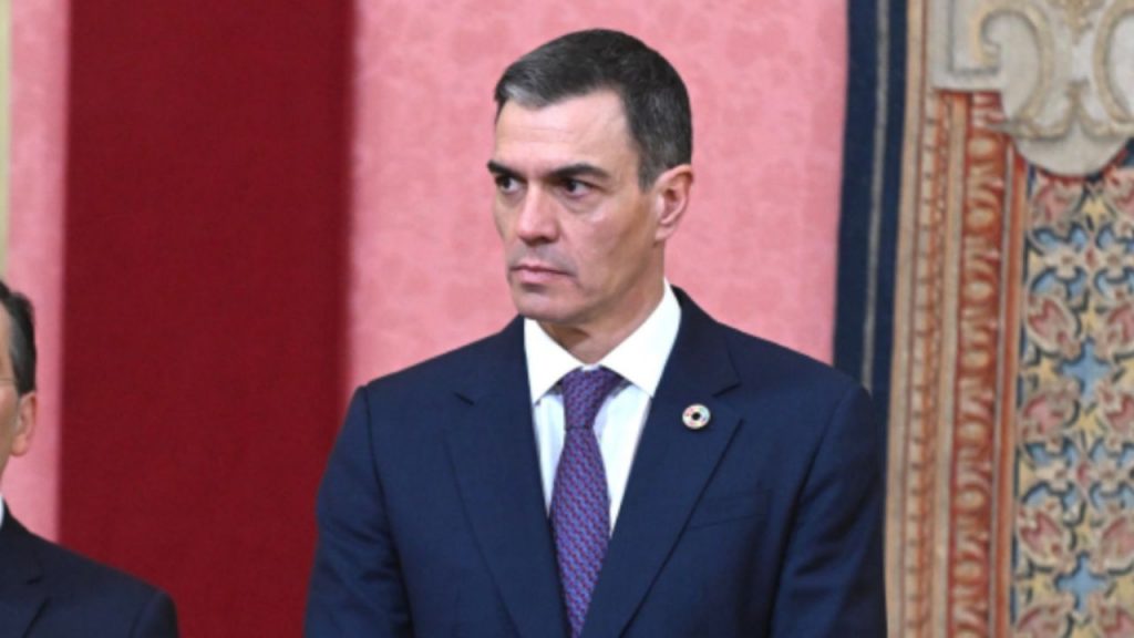 Pedro Sánchez celebra el acuerdo entre Israel y Hamás anunciado por Donald Trump, calificándolo como un paso hacia una paz justa y duradera. El Gobierno español destaca la importancia de una solución definitiva de dos Estados, mientras la oposición también valora el avance diplomático.