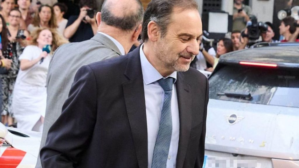José Luis Ábalos se acoge a su derecho a no declarar ante el Supremo por el caso Koldo, pese a las graves acusaciones de corrupción. La Fiscalía evita pedir prisión preventiva, generando dudas sobre si prima la justicia o la impunidad política.