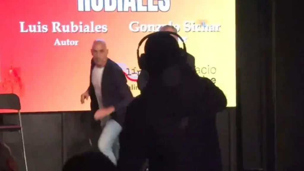El tío de Luis Rubiales le lanza huevos durante la presentación de su libro en Madrid 