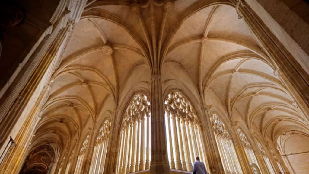 Iluminar de rojo los edificios públicos por los cristianos asesinados