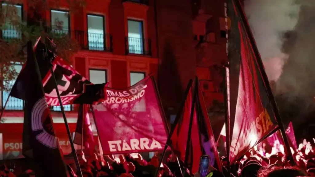 Nostálgicos del franquismo se manifiestan en Madrid contra la democracia saludos fascistas y críticas al PSOE y PP