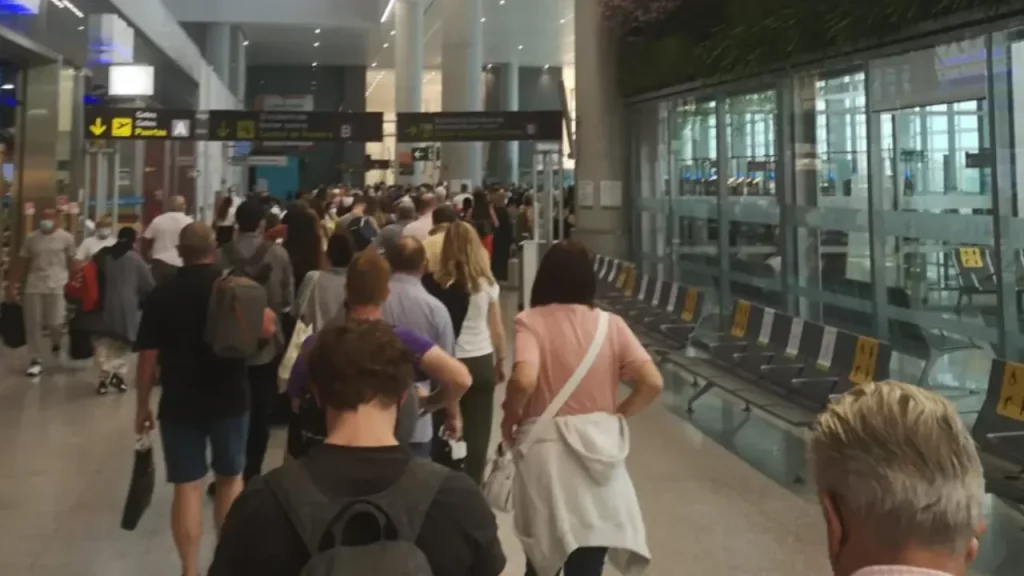 Primeras colas por el nuevo sistema de control de pasaportes en el Aeropuerto de Málaga