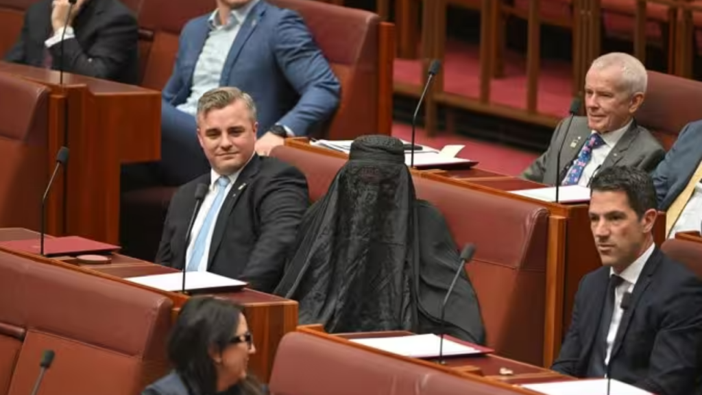 Suspendida en Australia una senadora conservadora por entrar en el Senado con un burka